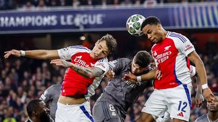 Jurrien Timber y Jakub Kiwior de Arsenal contra Federico Valverde de Real Madrid