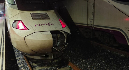 El frente del tren Alvia tras el impacto contra las rocas.