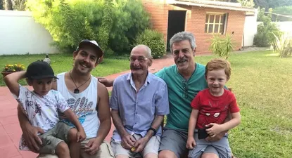 Alberto Bica en familia con su padre Luis Alberto, Francisco, uno de sus hijos, y dos de sus nietos