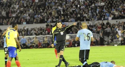 El juez Carlos Amarilla arbitrando Uruguay vs. Ecuador en el Estadio Centenario en las Eliminatorias Brasil 2014