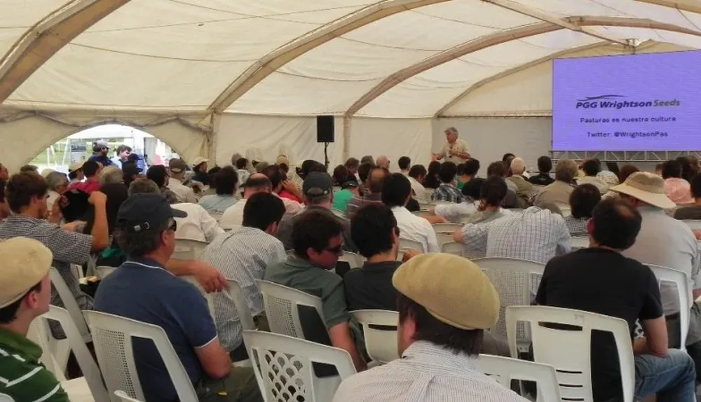 El ministro Aguerre en su charla en el campo Nueva Era
