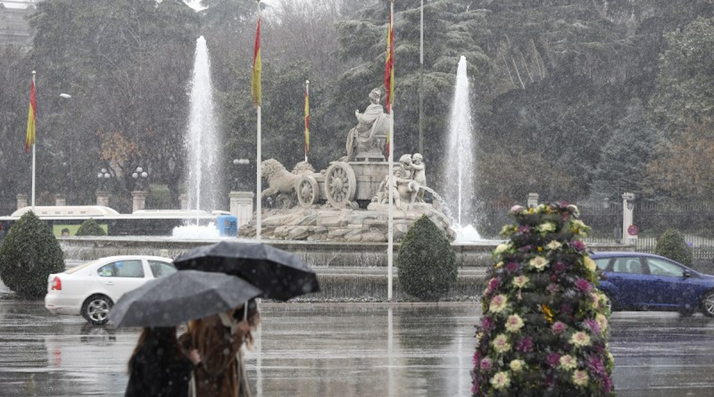 LLuvias frente a la fuente de Cibeles en Madrid.