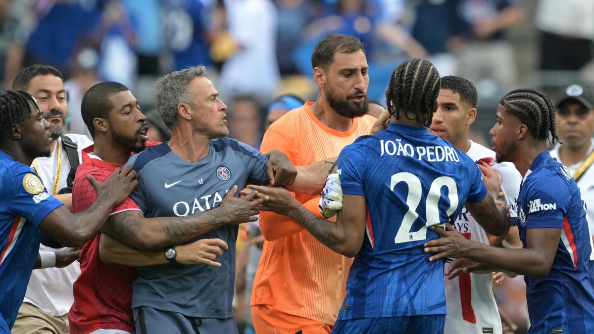 La insólita y violenta agresión de Luis Enrique contra el brasileño Joao Pedro en los festejos de Chelsea tras ganarle a PSG el Mundial de Clubes