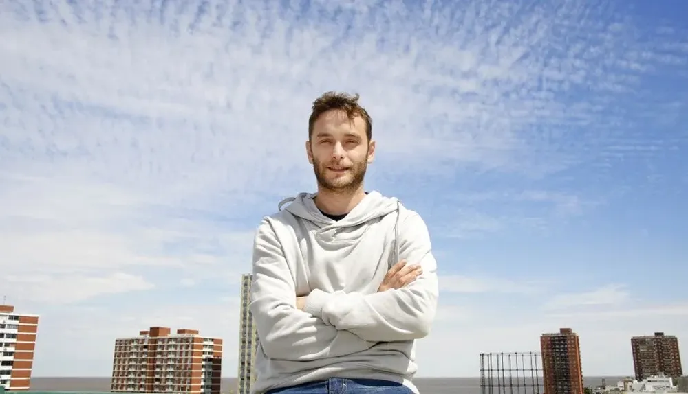 Matías Núñez en el techo de su casa en el Barrio Sur