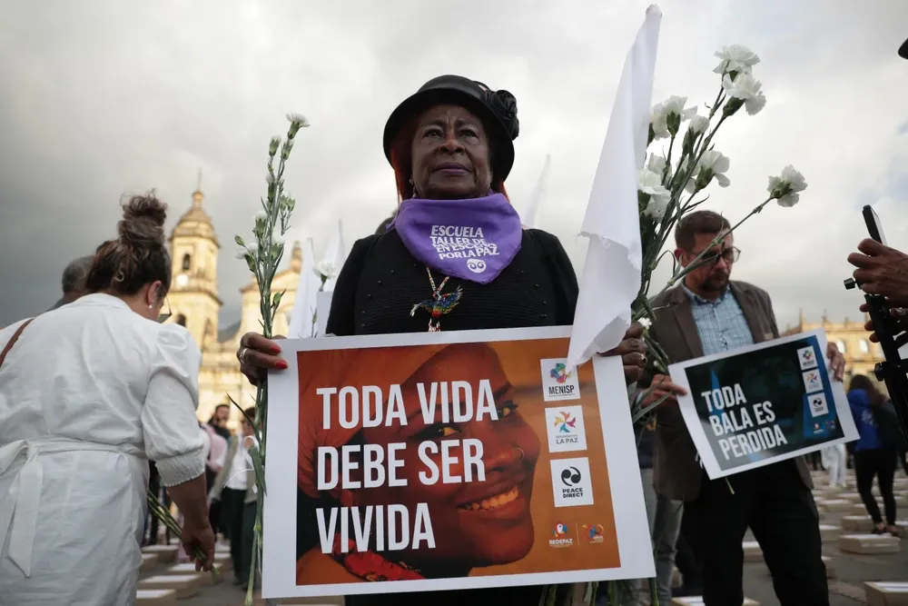 En Bogotá hubo una manifestación por la paz con miembros de las disueltas guerrillas de las FARC.