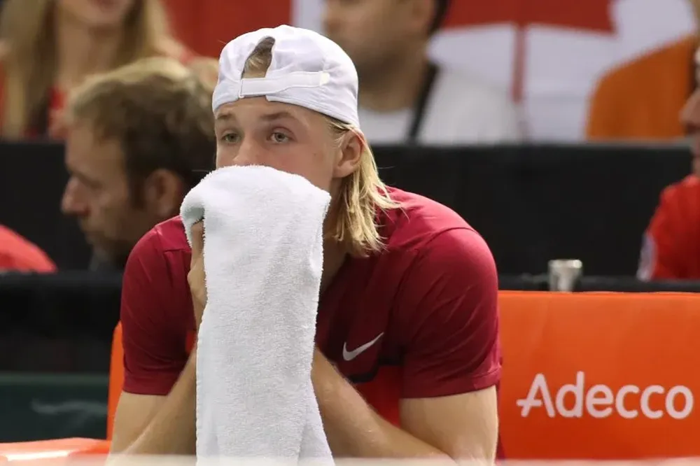 La cara de Shapovalov tras el pelotazo