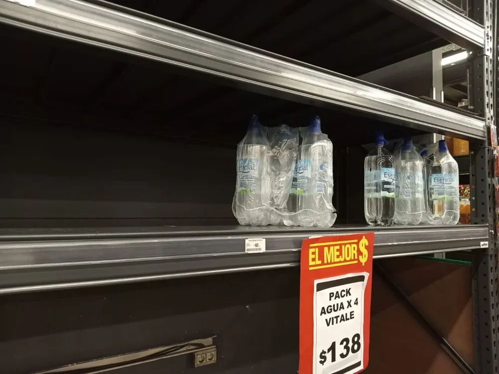 Góndola del supermercado TaTa con los últimos sifones de agua con gas