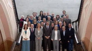 Pedro Sánchez, presidente del Gobierno; Pilar Alegría, ministra de Educación, junto al Consejo Escolar