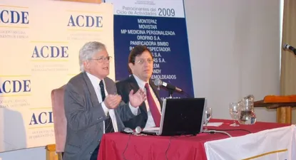 Miguel Kiguel y Manuel Mora y Araújo durante una disertación en Montevideo en 2009