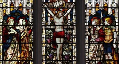 Omitiendo la religiosidad derivada de su figura, Jesucristo fue un condenado político.