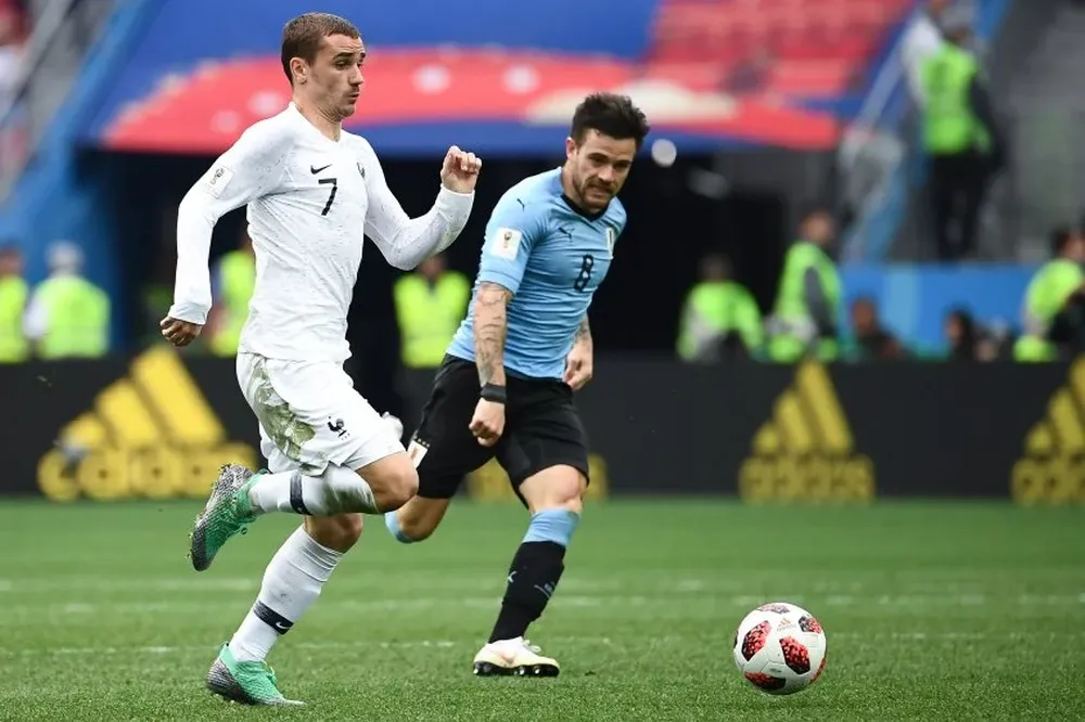 Antoine Griezmann supera a Nahitan Nandez