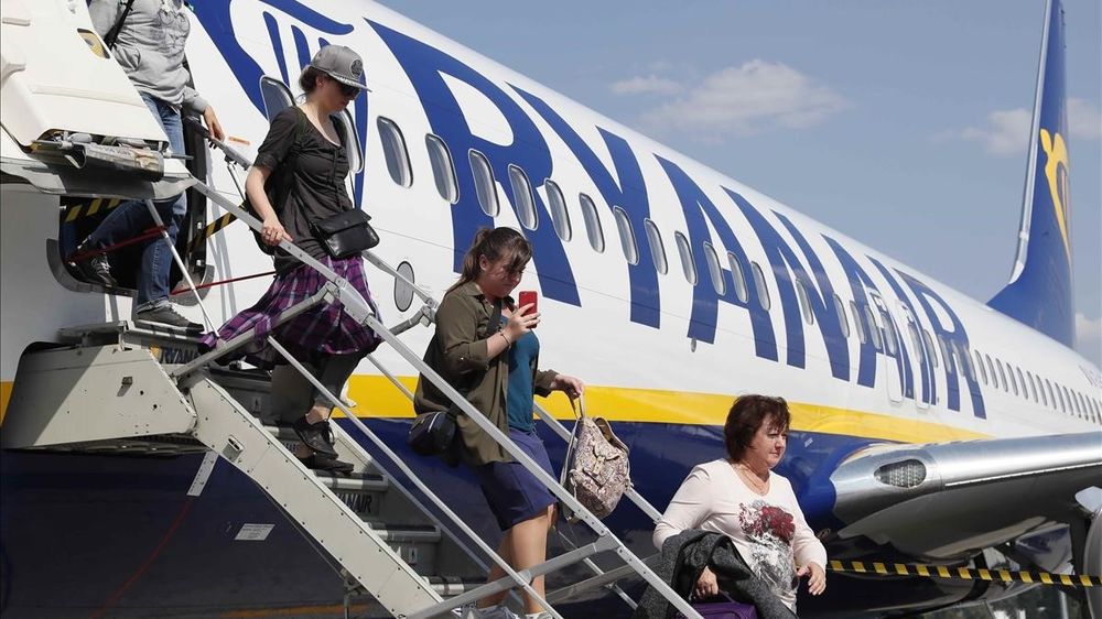 Ryanair cierra la base en Santiago y cancela vuelos a Vigo y Tenerife Norte.