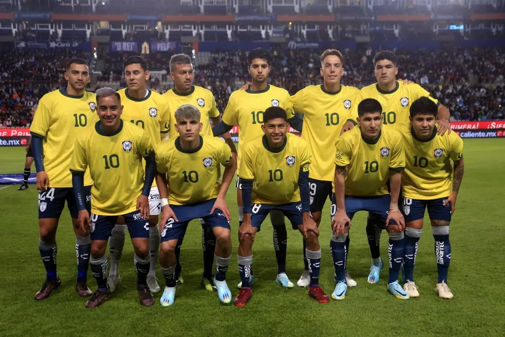 Los jugadores de Pachuca con la 10 de Pelé