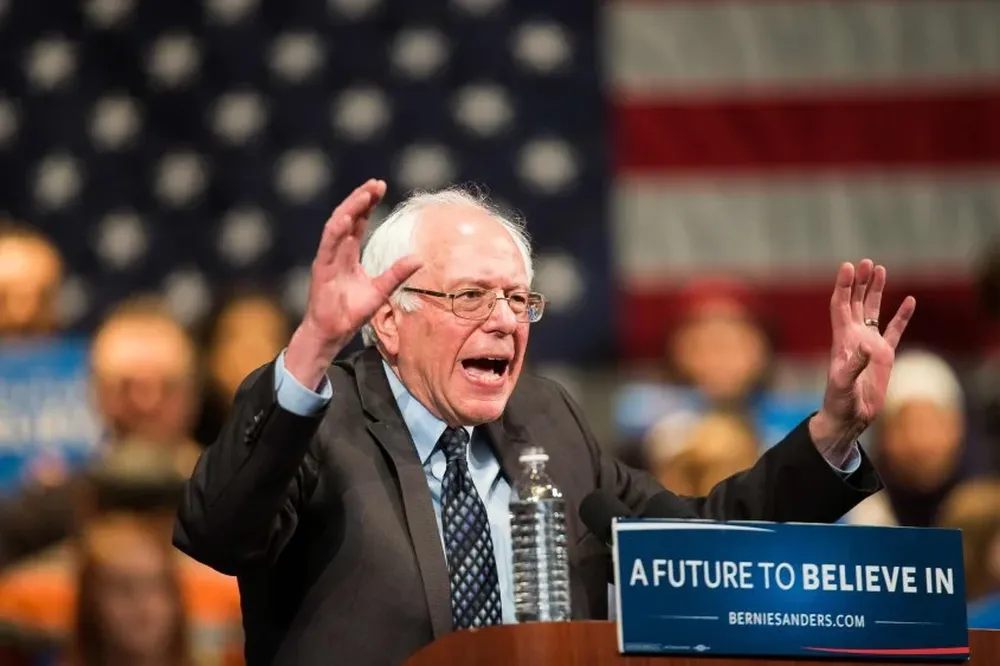 Bernie Sanders sigue en carrera y sosprende a Hillary Clinton.