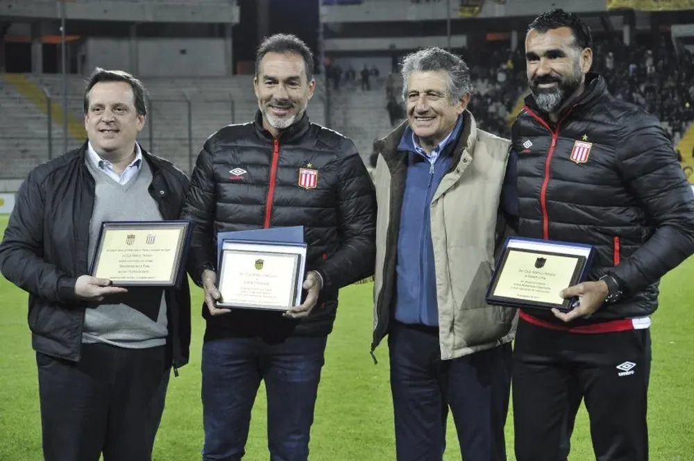 Cuando Gustavo Matosas y Robert Lima recibieron una plaqueta en manos de Fernando Morena