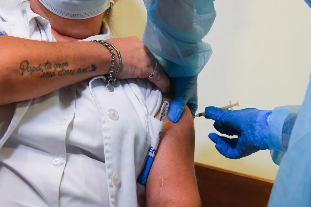 Las primeras dosis de la vacuna de Sinovac se aplicaron este lunes en Uruguay