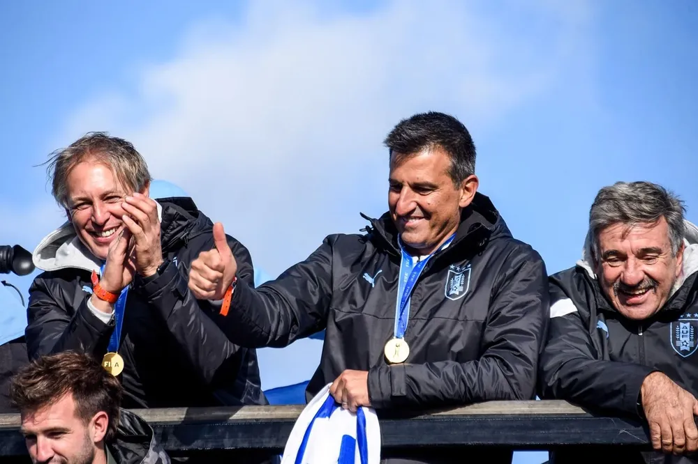Marcelo Broli acompañado de Ignacio Bordad, entrenador de goleros, y Juan Carlos García, médico