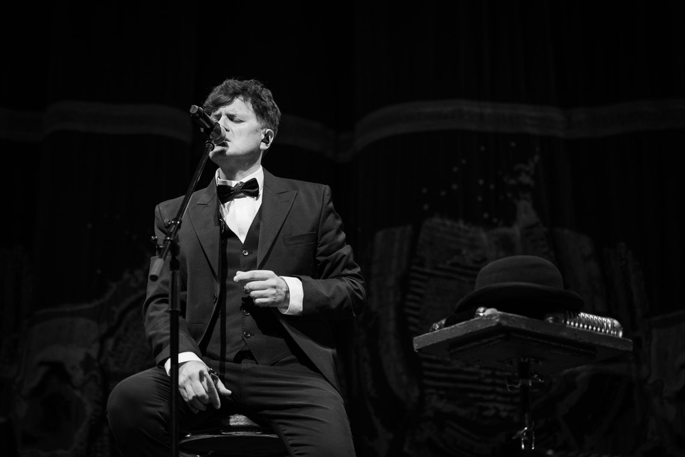 Andrés Ciro Martínez, cantante de Ciro y Los Persas, en uno de los conciertos sinfónicos de la banda