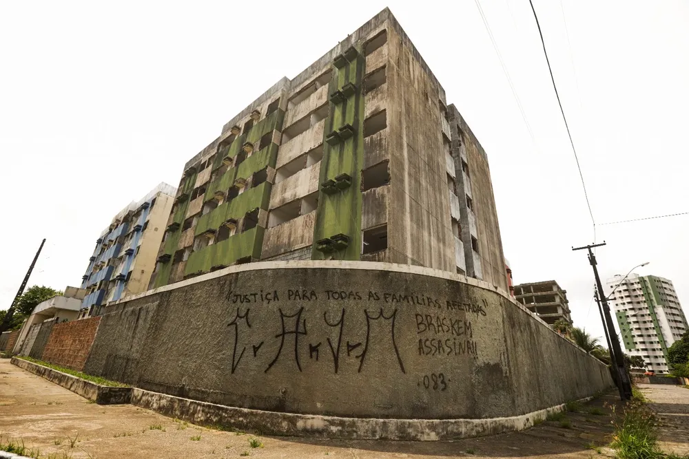 Los demandantes denuncias que la comunidad sigue sufriendo hundimientos de tierra y temblores.