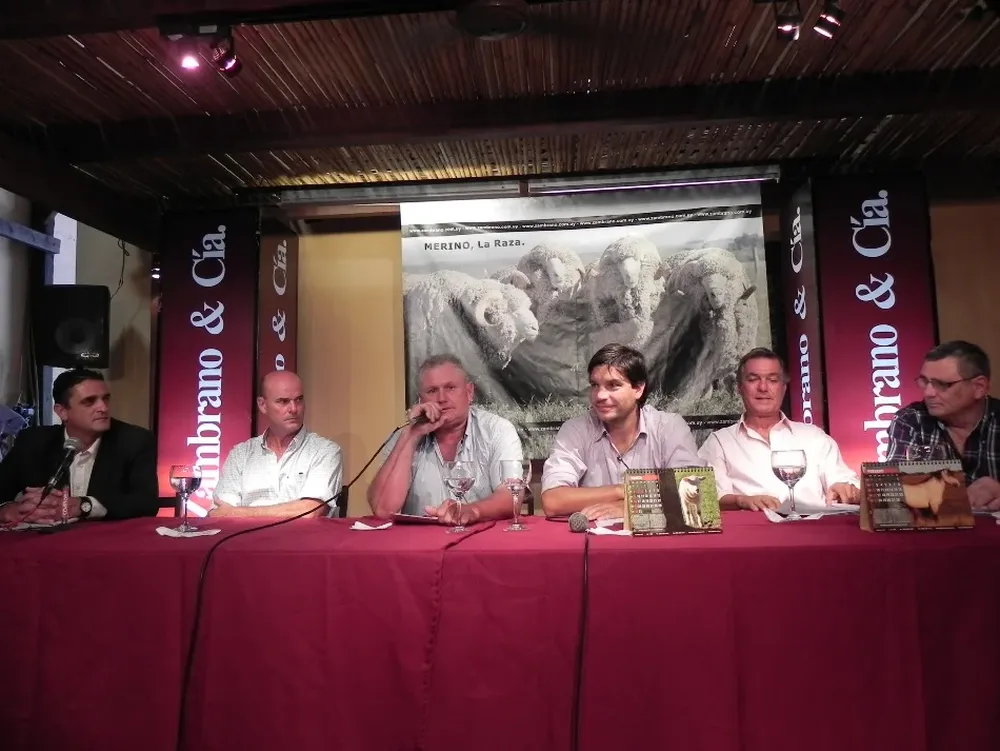 Integrantes del Banco República, de la Sociedad de Criadores y del escritorio Zambrano y Cía en la conferencia