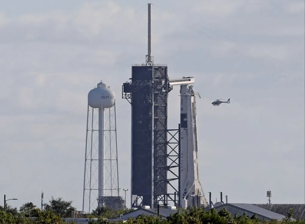 El cohete Falcon 9 en el Centro Espacial Kennedy en Florida, Estados Unidos
