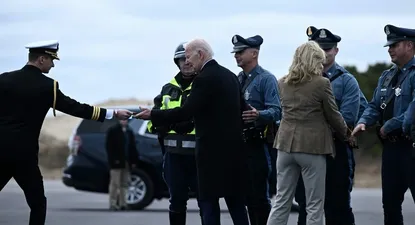 Joe Biden junto a su esposa Bill antes de subir al Air Force One el domingo, cuando anunció que no concurrirá a la COP 28.