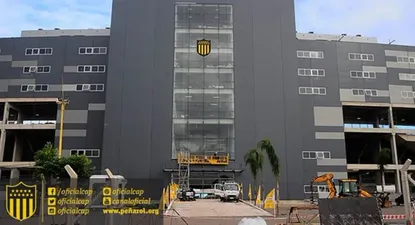 El escudo de Peñarol ya está en la tribuna principal del futuro estadio