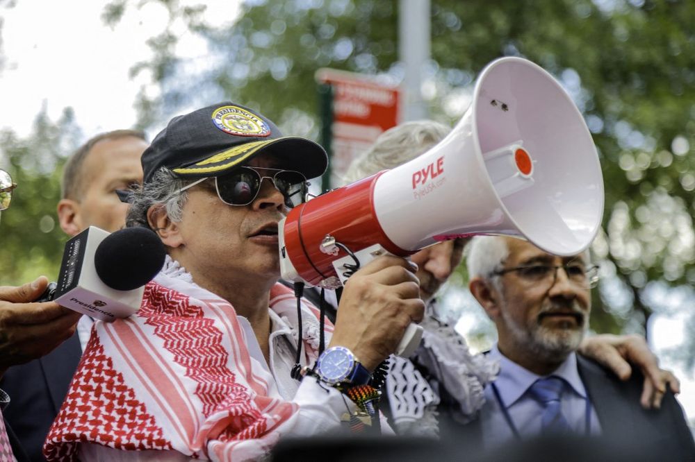 Gustavo Petro habló con un megáfono frente a la sede de la ONU en Nueva York