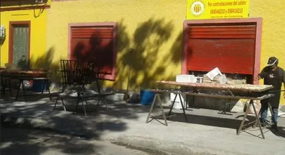 Asado en la vereda de la sede de Progreso / Archivo