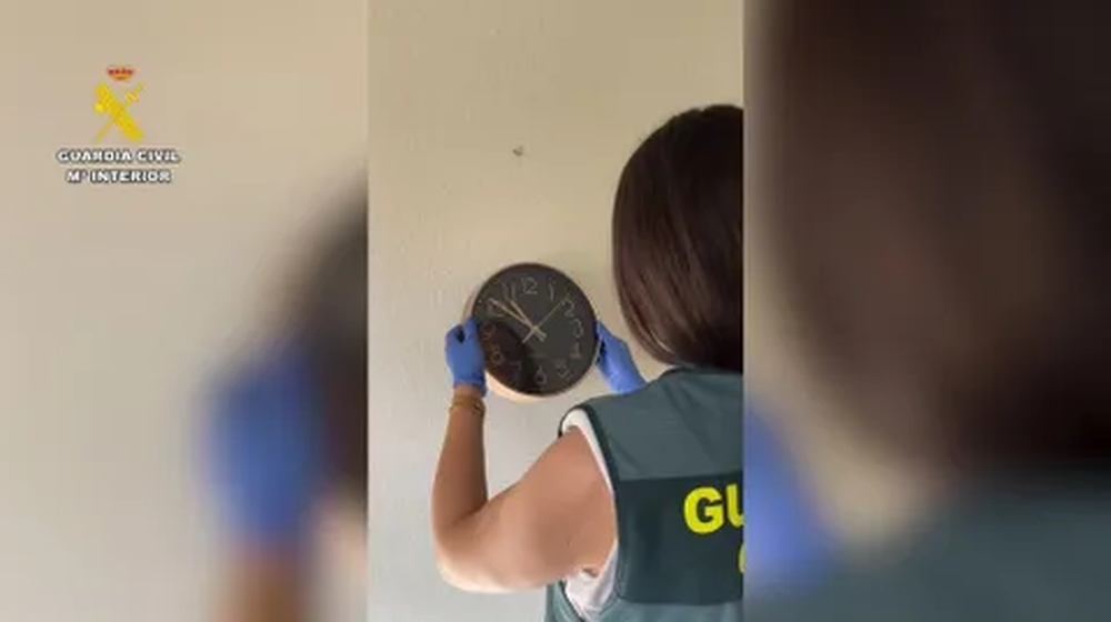 La Guardia Civil encontró cámaras escondidas detrás de un reloj.