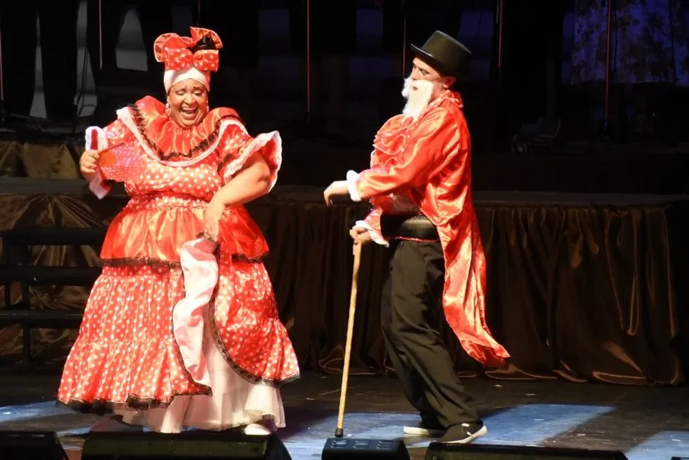 Integrantes de la comparsa Yambo Kenia en el Ramón Collazo del Parque Rodó.