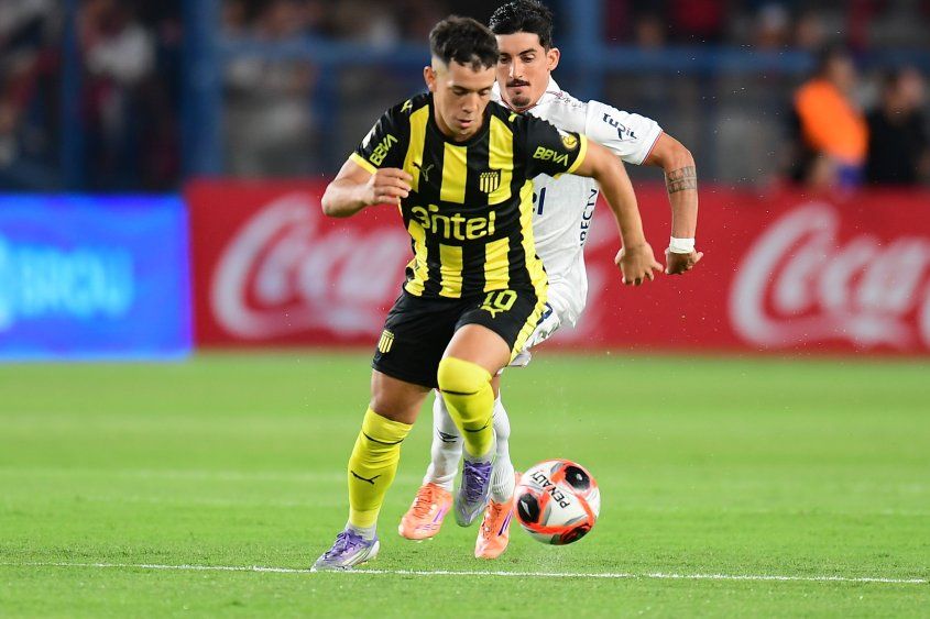 Leonardo Fernández de Peñarol ante Lucas Rodríguez de Nacional por el Torneo Apertura