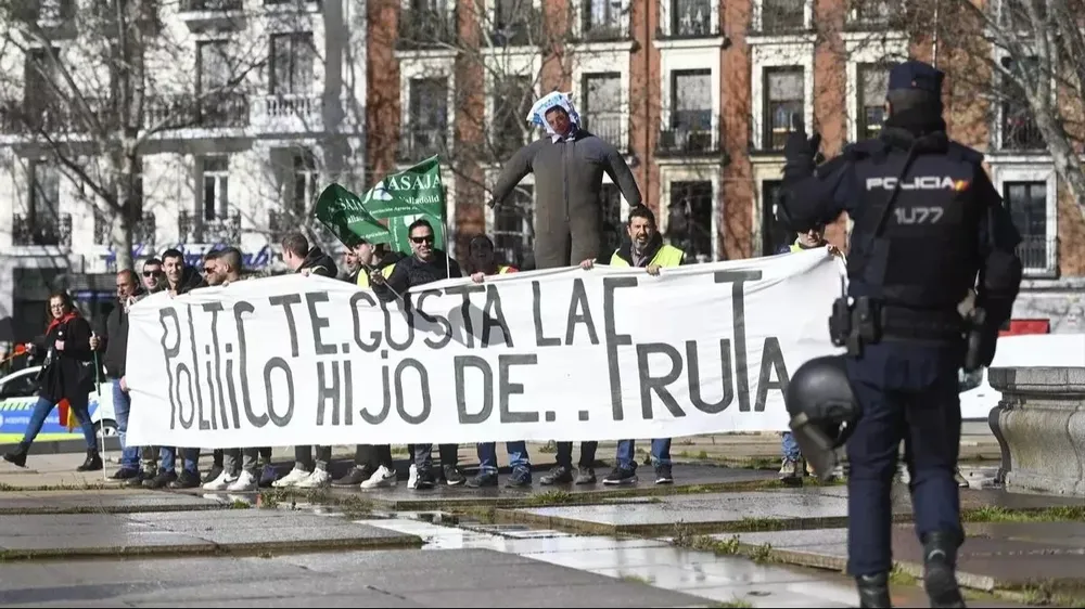 Un agente de Policía Nacional frente a una concentración de agricultores frente al Ministerio de Agricultura, a 26 de febrero