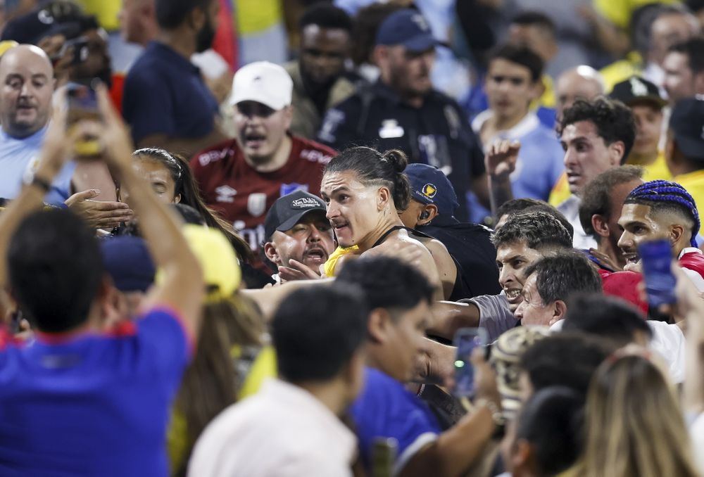 Darwin Núñez subió a la tribuna para defender a su familia de los hinchas colombianos