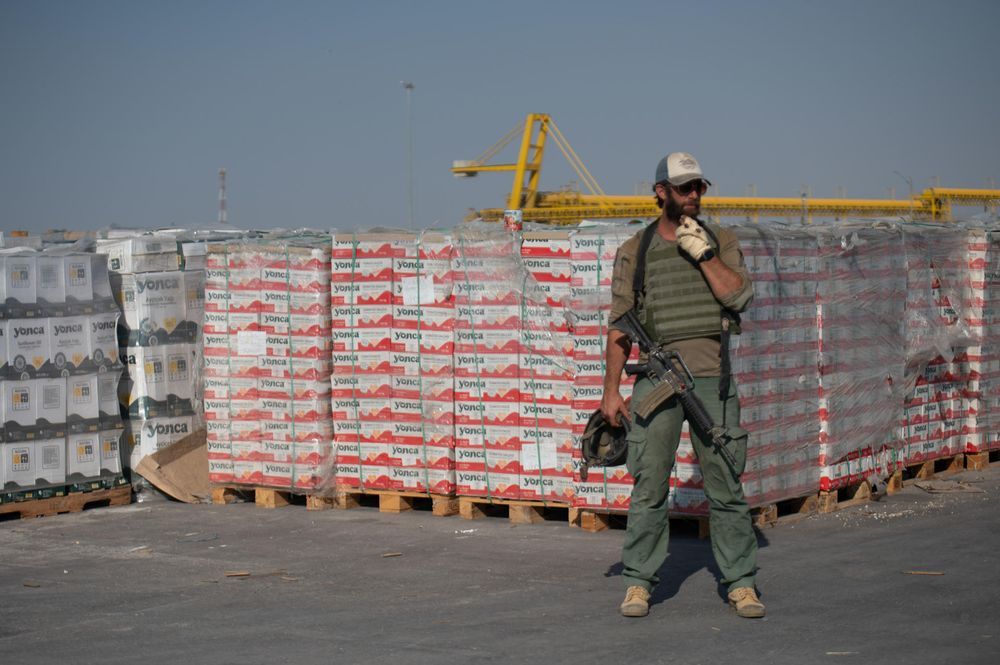 Cajas de alimentos en Kerem&nbsp; Shalom bajo custodia. EFE