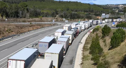 Colas kilométricas en la N-II dirección norte a la altura de Vilademuls (Girona)