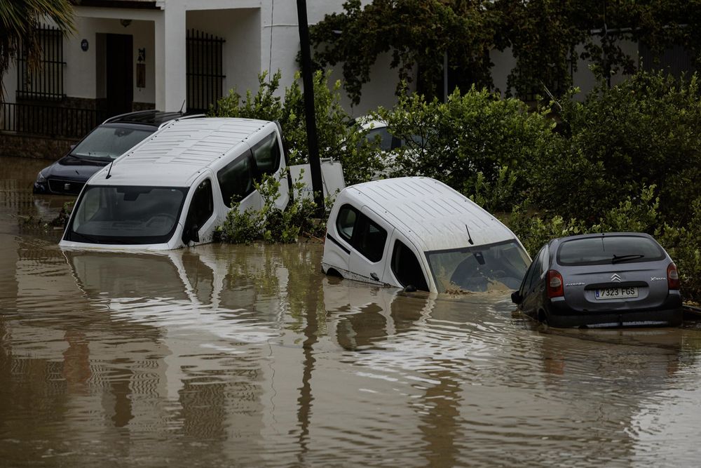 Coches en la localidad malagueña de Álora tras el desborde del río Guadalhorce por las lluvias torrenciales. EFE
