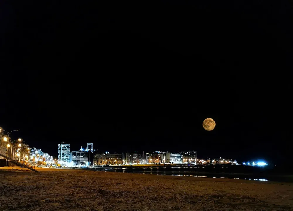 Doble exposición con la herramienta Snapseed de la superluna y la playa Pocitos