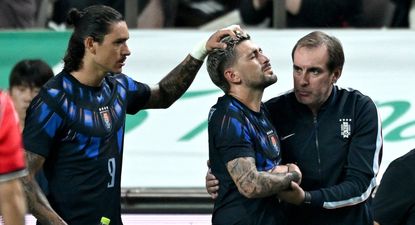 Darwin Núñez trata de consolar a Giorgian De Arrascaeta, quien se fracturó la muñeca con la selección uruguaya ante Corea del Sur