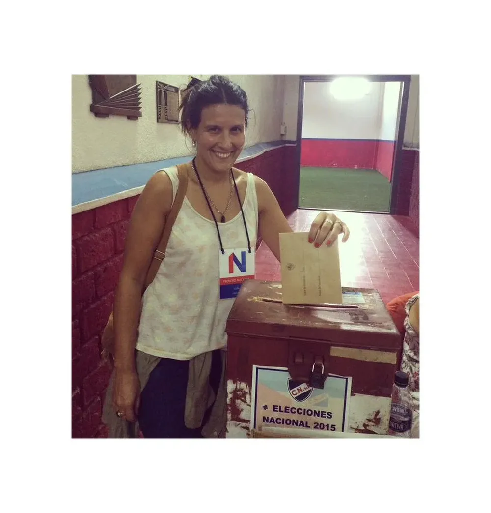 María Laura Muxi votando en las elecciones del sábado