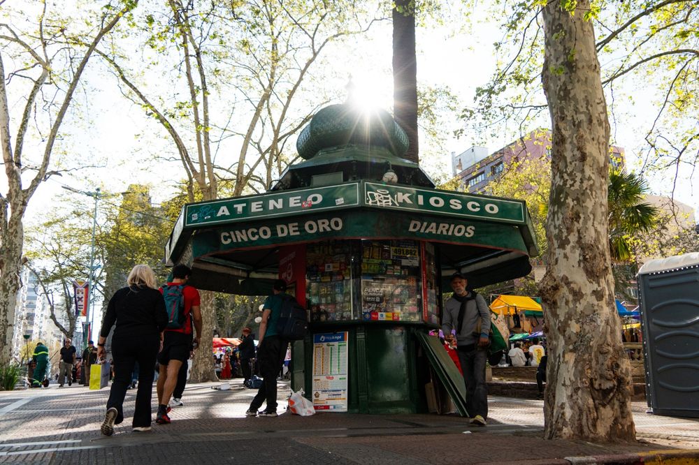 Kiosco parisino en la Plaza Cagancha de Montevideo