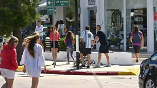 La consultora CPA Ferrere prevé que el nuevo gobierno de Argentina inicie su gestión con una devaluación en los primeros meses, que complicará directamente a Uruguay en su capacidad para intercambiar bienes y servicios con el vecino país, en particular en el sector turístico.En una entrevista con Mariano López, el economista Santiago Rego fue consultado por una eventual devaluación en el vecino país. Es probable que tengamos noticias en ese sentido en los próximos dos o tres meses, respondió.Esto no es una buena noticia para Uruguay, dijo Rego. CPA prevé que esto afecte al turismo y al comercio. Más uruguayos viajarán a Argentina porque ese país se abaratará.La entrevista completa, aquí.