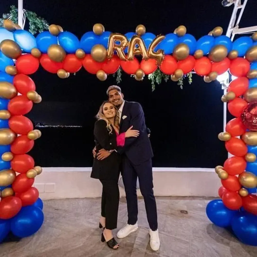 Ronald y Abi por la noche con las iniciales RA y el número 4