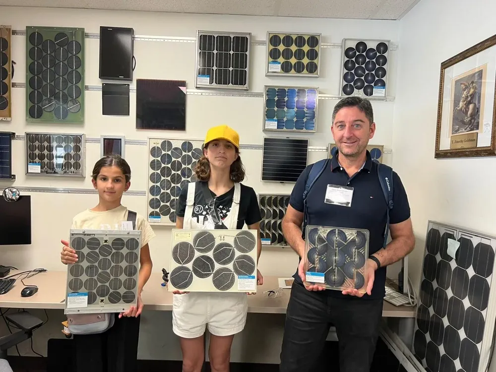 Carmela, Paloma y el maestro y director de la escuela rural N° 88, Darío Greni.