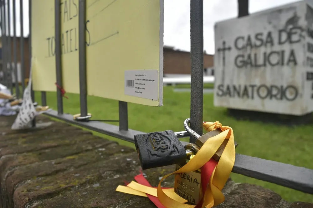 Candados en las rejas de Casa de Galicia