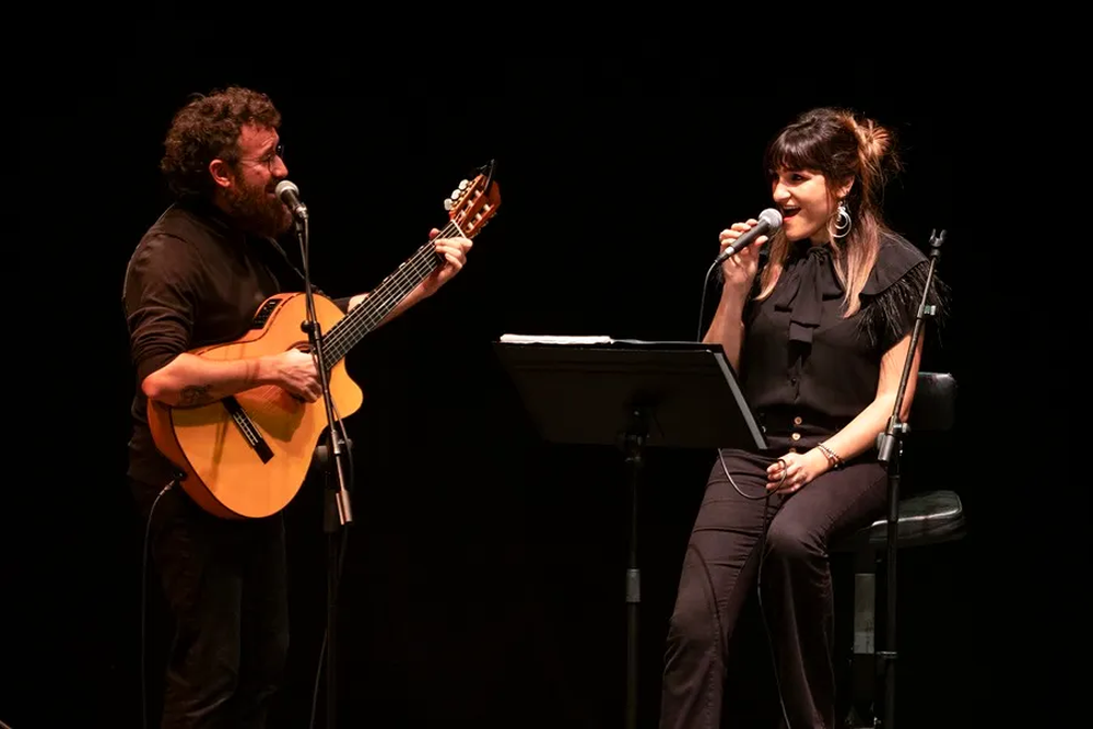 La cantante Rozalén (d) y el guitarrista Javi Collado, en el concierto solidario para los afectados por la DANA.