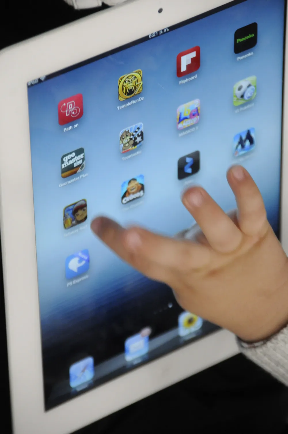 Generación touch. Niños pequeños dominan la pantalla táctil de tablets y smartphones, antes de aprender a caminar. / FOTO: M. CERCHIARI