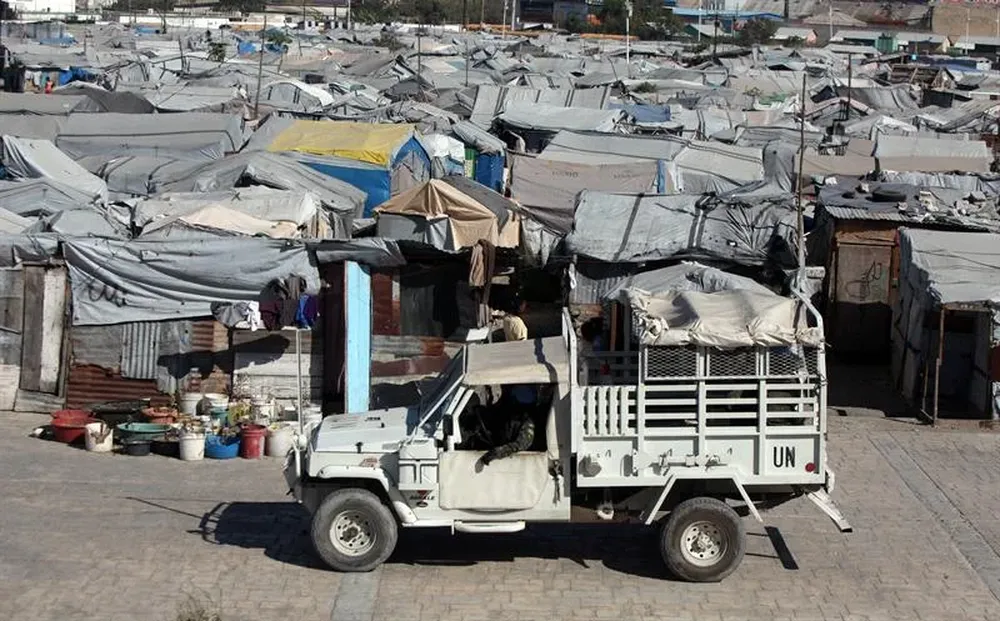 Haití- Un jeep con integrantes brasileños de los cascos azules de la ONU en el campamento de refugiados Aviación
