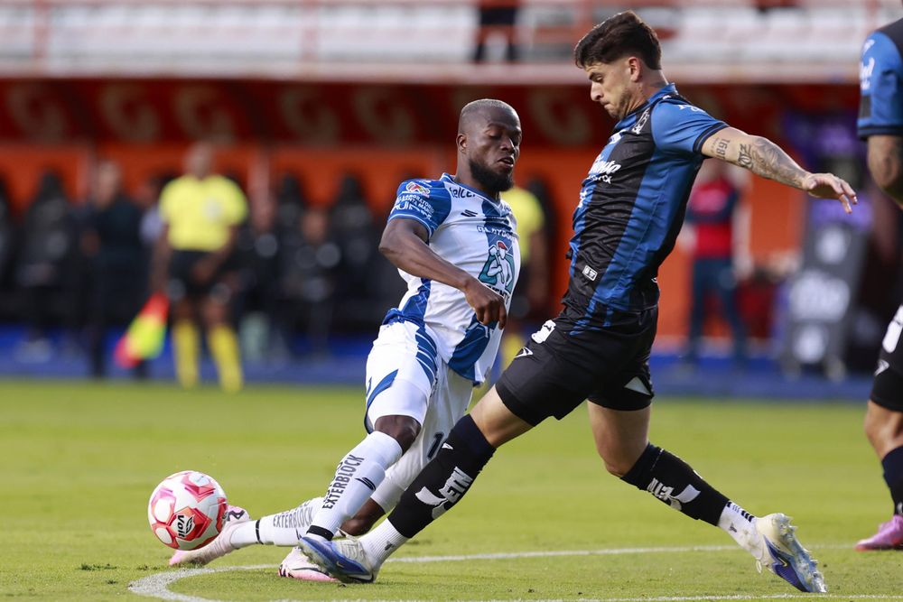 Enner Valencia de Pachuca (i) disputa el balón con Santiago Homenchenko de Querétaro Enner Valencia de Pachuca (i) disputa el balón con Santiago Homenchenko de Querétaro