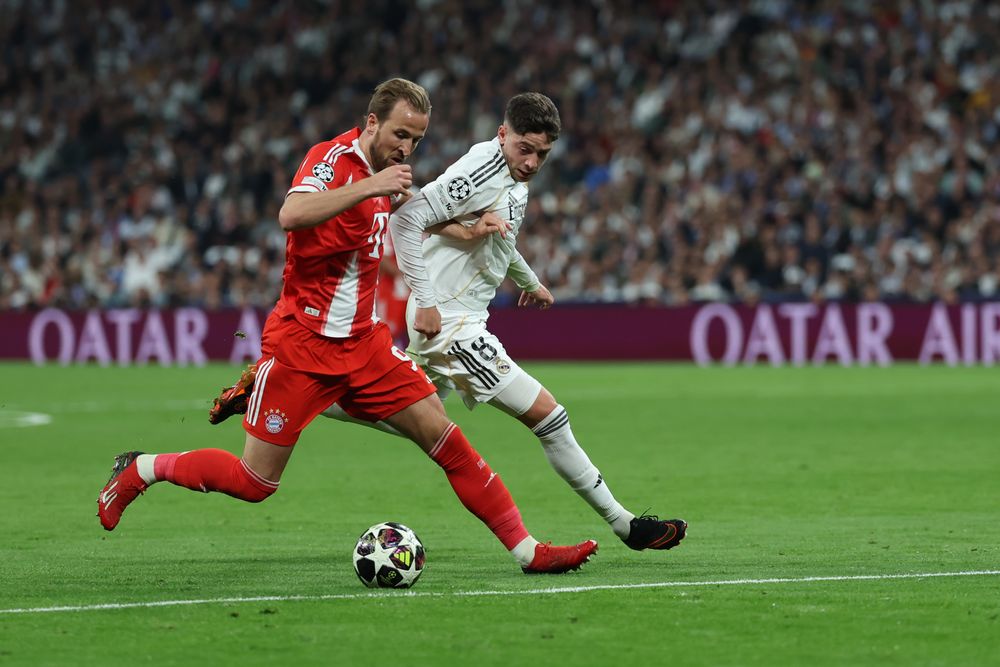 El delantero inglés de Bayern Munich, Harry Kane, con el balón ante el mediocampista uruguayo de Real Madrid, Federico Valverde, durante el encuentro correspondiente a la ida de los cuartos de final de la Champions League